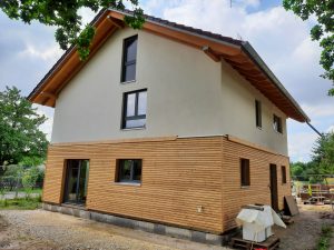 Dieses Haus bei Weimar erhielt „unten rum“ komplett eine Lärchenholzschalung